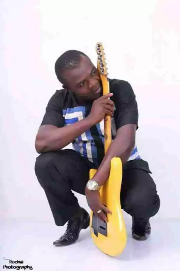 Nigerian Musician Dies While Performing On Stage In Anambra (Graphic Photos)